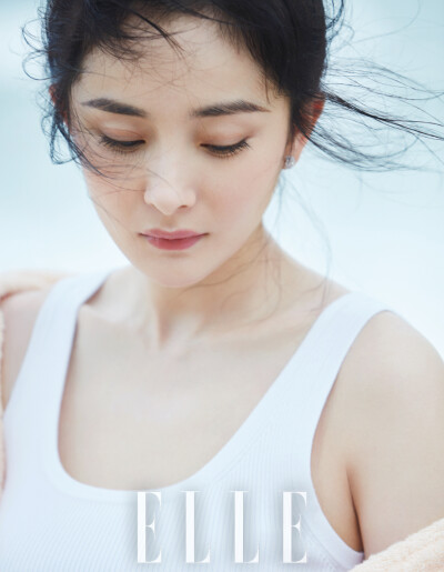 2017《ELLE 世界服装之苑》八月刊封面：杨幂（阳光、大海。沙滩，一切就像大幂幂一样美✧(≖ ◡ ≖✿)）