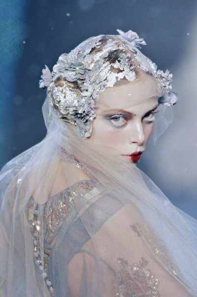 #BoringPics# John Galliano F/W 2009一直都觉得这场是Tanya最美的一场 ​​​​