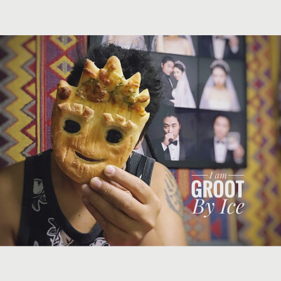 20170704午安！今天的主题是I am Groot! 睡了个饱饱的懒觉 然后早餐吃Groot面包啦！看到迪士尼超火的这款面包 就打算复刻了，拿着拍照太有趣了！今日早餐——Groot芝士香葱面包➕西瓜➕猕猴桃➕阿华田 #每日两人份早…