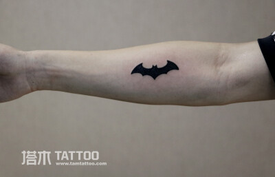 手臂小蝙蝠图腾纹身
