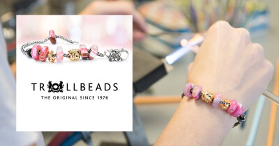 炫目的阳光让小卓眼前的夏日风景变得一片粉红，就像#Trollbeads-柔粉条纹玛瑙组# 惊艳的色彩与繁复多变的细致纹理，展现着天然石的独特风貌，一定要安利给条纹控或者粉色控的珠友们~