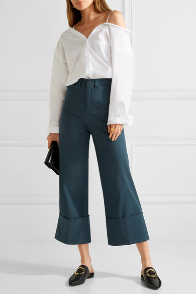 SEA 为其 2017 早秋系列增添了精裁单品。这款高腰裤由弹力府绸精制而成，饰有整洁利落的压痕，卷边裤脚凸显其阔腿廓形。不妨搭配时髦的衬衫和乐福鞋穿着。