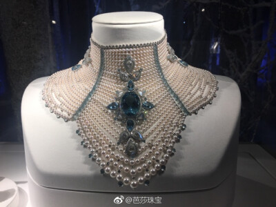 宝诗龙 以俄罗斯的贝加尔湖和俄罗斯人的传统服饰为灵感设计，海蓝宝和珍珠、钻石的结合让它极为奢华，旁边的雾面海蓝宝也让它更加有层次感