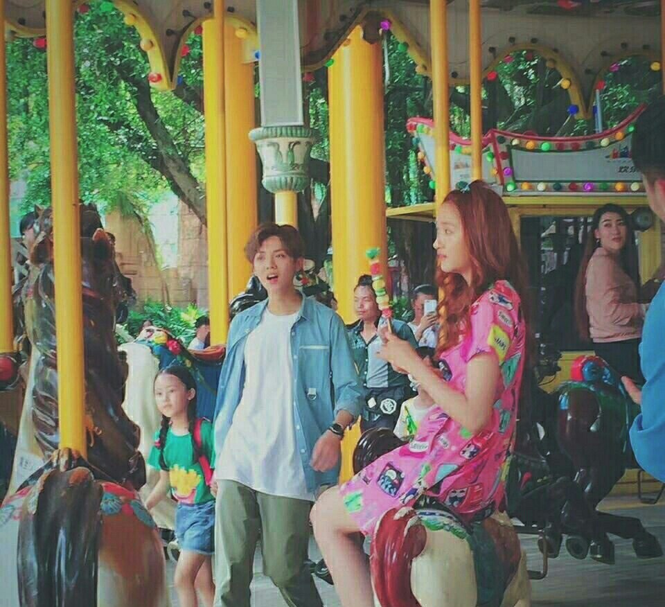 鹿晗170629甜蜜暴击欢乐谷路透照