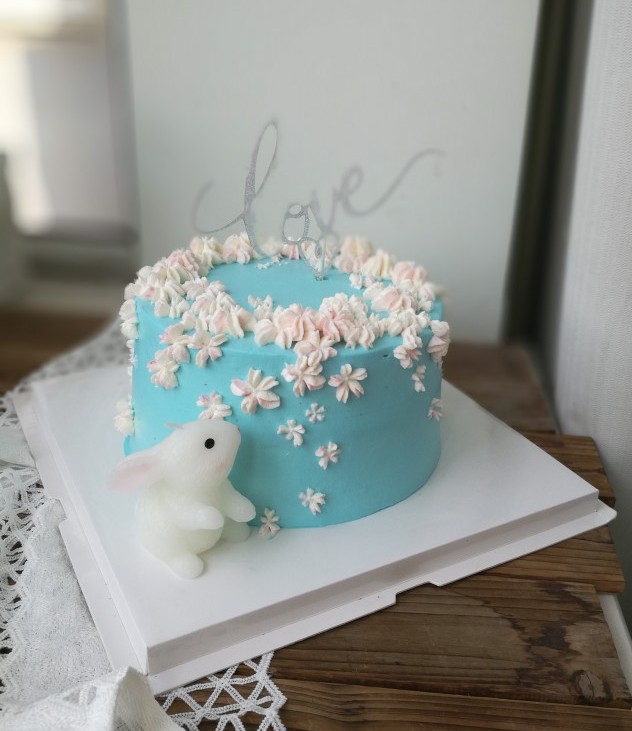 一个简单的蛋糕～兔子是蜡烛