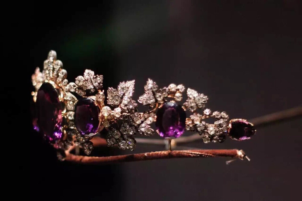 紫水晶冠冕（Amethyst Tiara）的面世时间大概是1830年，除了葡萄一样的紫水晶，钻冕还将钻石镶嵌成了醋栗叶造型，点缀在紫水晶周围。它的设计师是让-巴提斯特·弗森，是为英国第七代贝德福德公爵弗朗西斯·罗素的夫人订做的，这位夫人叫安娜·玛利亚·罗素，是下午茶的鼻祖，也是维多利亚女王的终生密友。