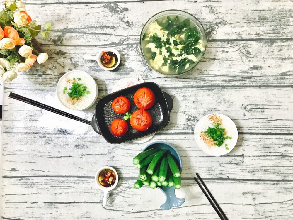 20170706晚餐：椒盐烤番茄（材料番茄黑椒盐橄榄油，上下管加热200度15分钟）；黄秋葵、枸杞叶鸡蛋汤。