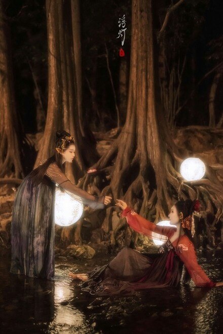 江南岸，枯叶柳撒满地。繁花逝去，风景无嫁衣。唯潮落潮起，兀自狂欢喜...摄影：＠隔壁家的马乐
一组以画师@杉泽的原画作题材的摄影。
摄影@隔壁家的马乐
