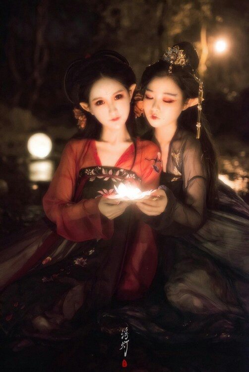 江南岸，枯叶柳撒满地。繁花逝去，风景无嫁衣。唯潮落潮起，兀自狂欢喜...摄影：＠隔壁家的马乐
一组以画师@杉泽的原画作题材的摄影。
摄影@隔壁家的马乐
