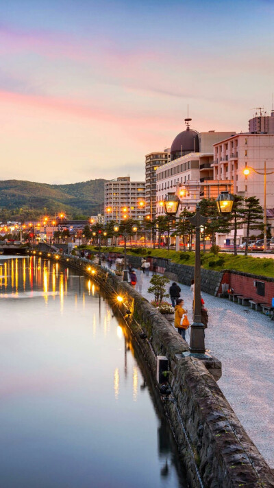 北海道小樽
小樽在北海道西部，面临石狩湾，约在 100 年前作为北海道的海上大门发展起来，极尽繁荣，不少银行和企业纷纷来此发展，甚至被人称为“北方的华尔街”。
昔日运河里曾拥挤着无数装卸货物的舢板，沿岸都是…