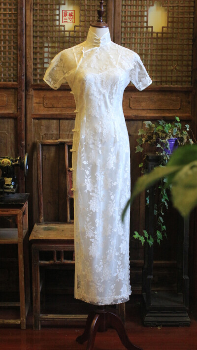 白色银线绣蕾丝旗袍