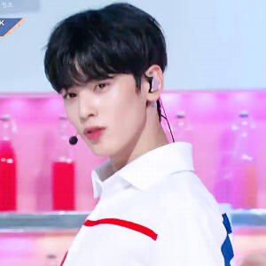 男团astro颜值担当 车银优（车恩宇）97年出生 超级耐看的boy，笑起来特别好看～！！