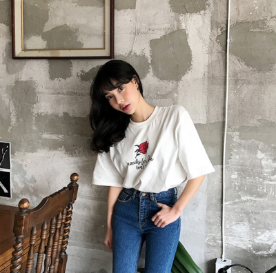 chic韩国官网 时髦的玫瑰字母涂鸦图案 圆领短袖T恤