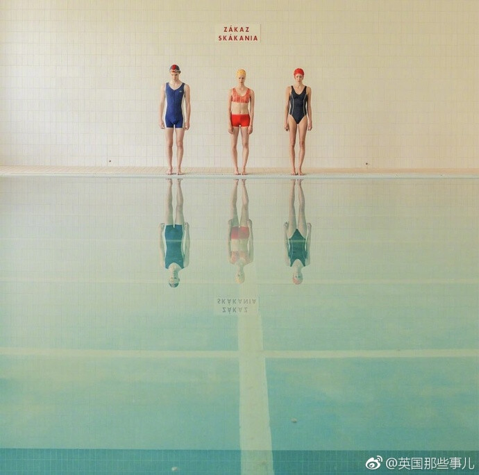 斯洛伐克摄影师Mária Švarbová的泳池系列……对称构图+清淡色彩，看上去孤独又美好……ins：maria.svarbova ​​​​