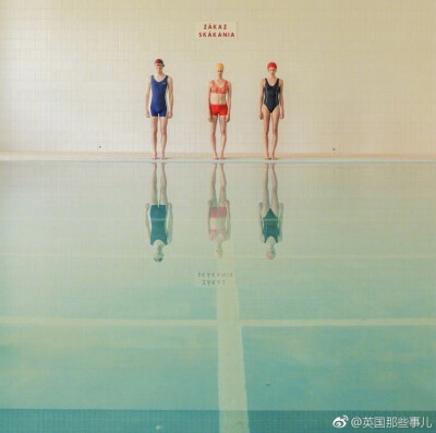 斯洛伐克摄影师Mária Švarbová的泳池系列……对称构图+清淡色彩，看上去孤独又美好……ins：maria.svarbova ​​​​