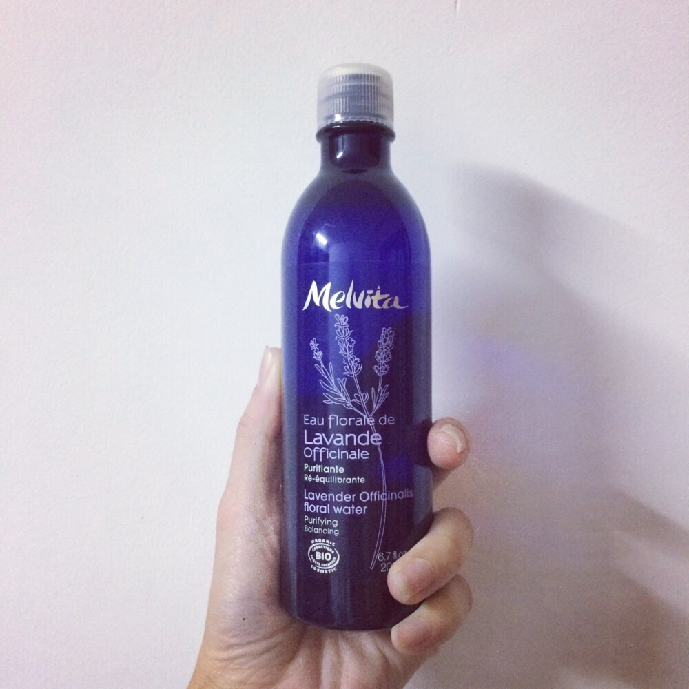 Melvita蜜葳特薰衣草花水200ML 算是在国内比较冷门的一个法国有机护肤品牌，自己也是从一个法国药妆推里面扒来。一开始不太习惯薰衣草的味道，但是用着就觉得还可以。薰衣草主打的是调节水油平衡，同时能补水和舒缓肌肤，比较适合混合偏油肌肤夏天使用。但是花水功效也止步于此，个人也就当作喷雾用着。 不会回购。