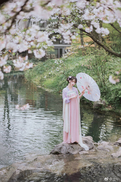 出镜@-白乙-
摄影后期@兰兮- 