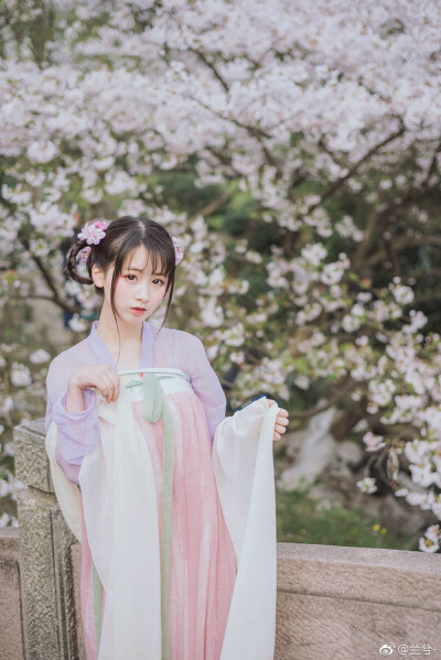 出镜@-白乙-
摄影后期@兰兮- 