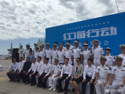 20170709 电影《红海行动》摄制组于湛江举行首次新闻发布会 黄景瑜与众主创合影