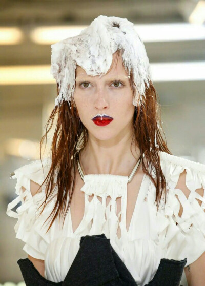 John Galliano 果然是个不安分的家伙，Maison Margiela 2018秋冬高级定制系列，将解构进行到底。 ​​​