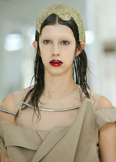 John Galliano 果然是个不安分的家伙，Maison Margiela 2018秋冬高级定制系列，将解构进行到底。 ​​​