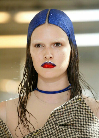 John Galliano 果然是个不安分的家伙，Maison Margiela 2018秋冬高级定制系列，将解构进行到底。 ​​​