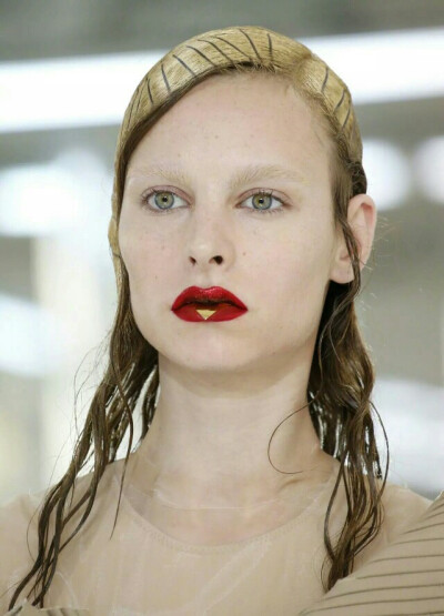 John Galliano 果然是个不安分的家伙，Maison Margiela 2018秋冬高级定制系列，将解构进行到底。 ​​​