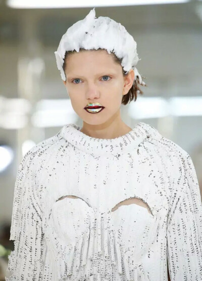 John Galliano 果然是个不安分的家伙，Maison Margiela 2018秋冬高级定制系列，将解构进行到底。 ​​​