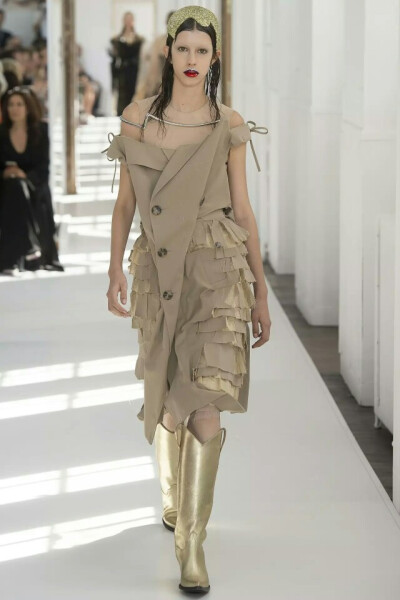 John Galliano 果然是个不安分的家伙，Maison Margiela 2018秋冬高级定制系列，将解构进行到底。 ​​​
