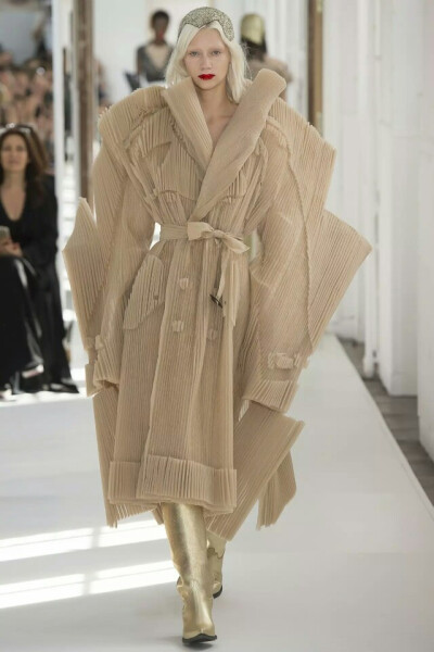 John Galliano 果然是个不安分的家伙，Maison Margiela 2018秋冬高级定制系列，将解构进行到底。 ​​​