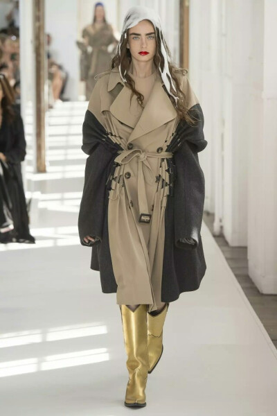 John Galliano 果然是个不安分的家伙，Maison Margiela 2018秋冬高级定制系列，将解构进行到底。 ​​​