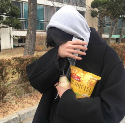 生气着呢！觉得自己很委屈，为什么别人说什么我就得这样呢！