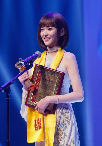 唐嫣 第二十二届华鼎奖中国百强电视剧最佳女主角、十年全国观众最喜爱的影视明星