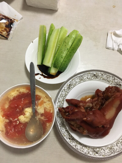 乱搭配，猪蹄，黄瓜蘸酱，西红柿鸡蛋汤
