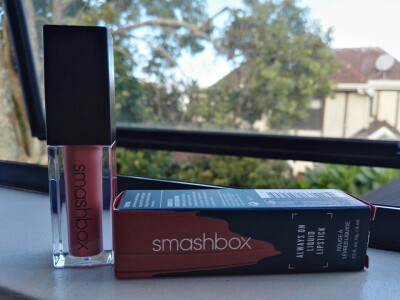 smashbox唇釉，热门色号driver's seat，很日常的豆沙玫瑰色