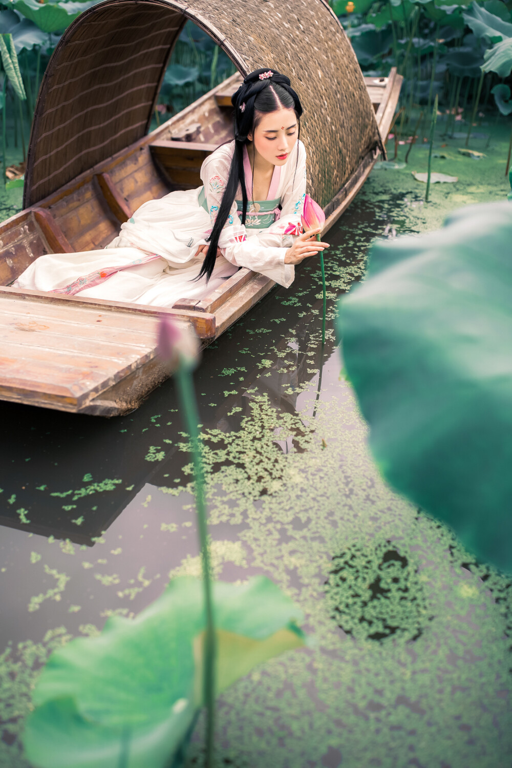 流萤数阑干，浣影香盈袖。凉夜晚凌波，衔雨花来骤。摄影：小欣欣