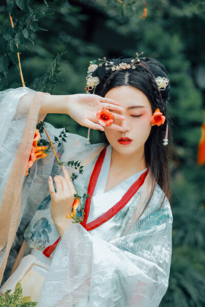 揽一山浅绿深红有春末夏初微风细雨燕斜，看一世风月芳华倾君心年岁已老难顾华发。开到荼蘼花事了，尘烟过，知多少？摄影：一只萬
