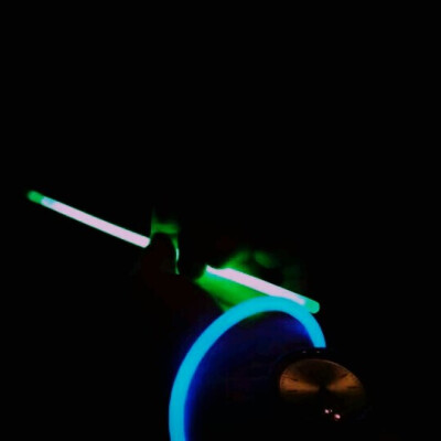 七岁那年 以为抓住了荧光棒 就抓住了整个夏天 