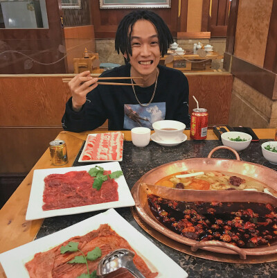 婉君嘿喂狗
『EAT』你的男孩TT