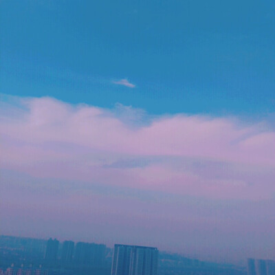 蓝色的天 粉色的云 