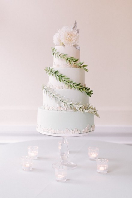 森系婚礼蛋糕
成都婚礼甜品台制作，成都甜品培训，镜面蛋糕培训，婚礼甜品创业课程