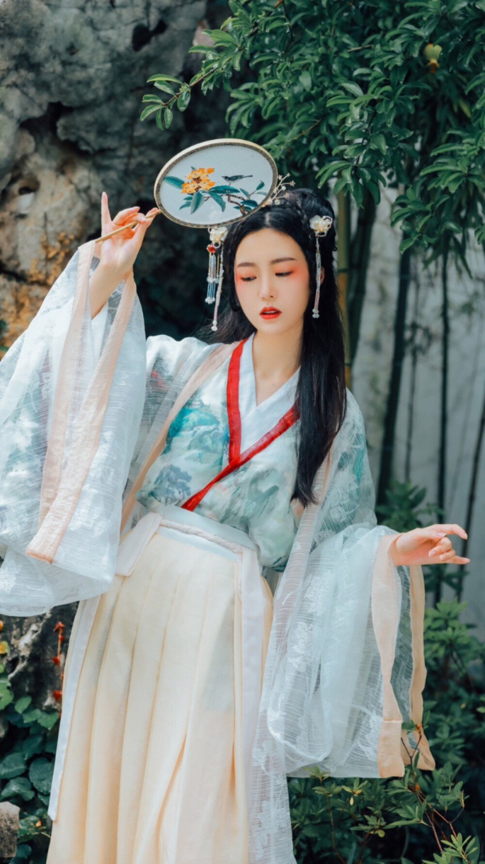 《莲断牵丝》伤别易、恨欢迟.惜无红锦为裁诗。