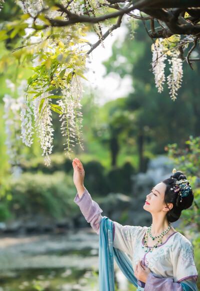 绿蔓秾阴紫袖低.客来留坐小堂西.醉中掩瑟无人会.家近江南罨画溪。