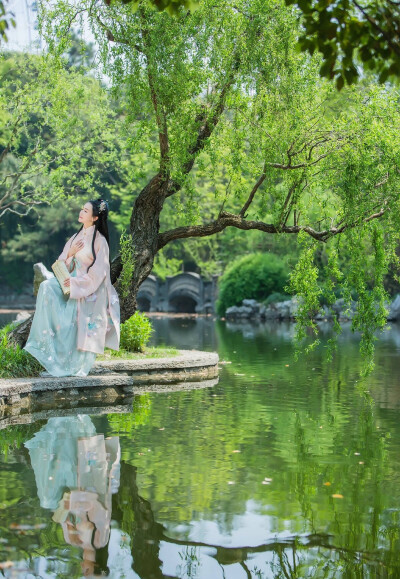 楝花飘砌.蔌蔌清香细.梅雨过、萍风起.情随湘水远.梦绕吴峰翠.琴书倦.鹧鸪唤起南窗睡.密意无人寄.幽恨凭谁洗.修竹畔·疏帘里.歌余尘拂扇.舞罢风掀袂.人散后、一钩淡月天如水。