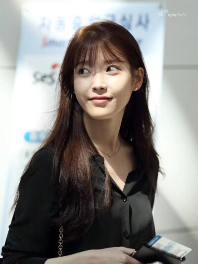 李知恩（IU），1993年5月16日出生于韩国首尔，韩国女歌手、演员、主持人。2008年，在音乐节目《M! Countdown》中以一首《迷儿》正式出道。2011年，凭借歌曲《好日子》在韩国走红，并发行专辑《Last Fantasy》；同年…