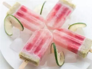 做法：
1.把西瓜去皮去籽切小块

2.放入食品料理机打成浆

3.加入鲜柠檬汁（或浓缩柠檬汁）

4.加入两勺蜂蜜。（也可加入细砂糖）。继续用料理机打匀

5.把打好的浆倒入模具

6.把模具放入冰箱冻成冰就可以吃了

7.吃的时候用水冲一下模具或在常温下放置2分钟左右，就很容易取出了。