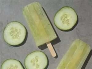 黄瓜
做法:
1.将黄瓜随意切块，和矿泉水、蜂蜜一起放入搅拌机里搅拌均匀。

2.倒入冰棒模具中冷冻过夜即可