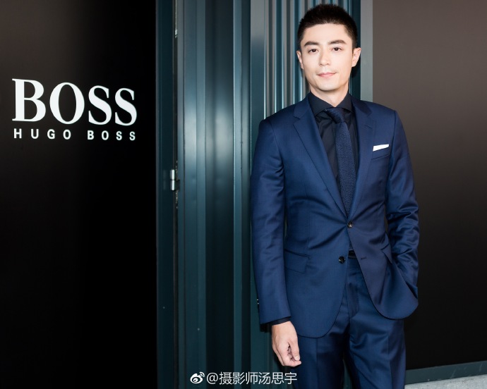 #霍建华纽约男装周##霍建华# 在@雨果博斯HUGOBOSS 秀场内外的帅照哈 by me#thisisboss# @华杰工作室 @霍建华贴吧 @霍建华微吧 @霍建华明星汇粉丝团 @华氏度霍建华影友会 2美国·纽约 ​​​​