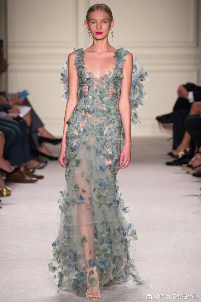 图源：微博@欧美范街拍style
#秀场 回顾# 大仙裙美美哒 Marchesa Spring 2016高级成衣系列 ~