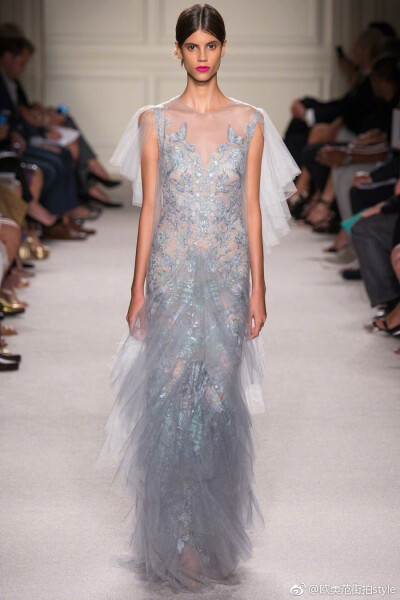 图源：微博@欧美范街拍style
#秀场 回顾# 大仙裙美美哒 Marchesa Spring 2016高级成衣系列 ~